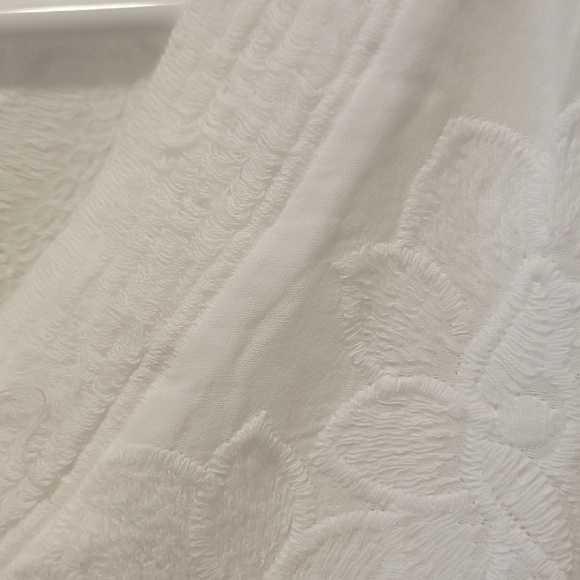 Pull-over white blouse. Chico's white, intricate detailed embroidery - Picture 5 of 7